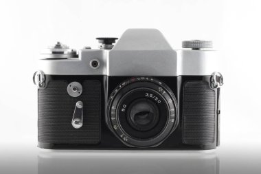 Klasik kamera filmi beyaz arka plan üzerinde izole 