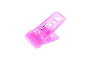 Beyaz arkaplanda elbise askısı