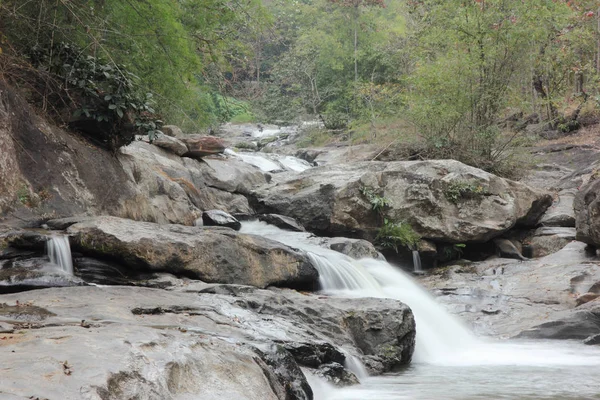 瀑布在多伊因塔农（清迈省泰国）) — 图库照片