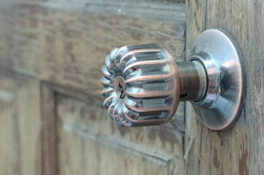 eski ahşap kapı kolu