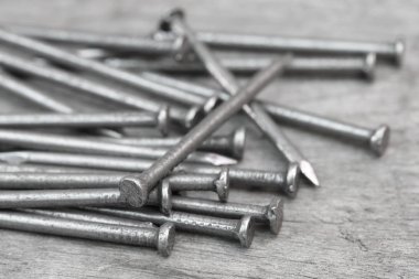 Ahşap zeminde çiviler