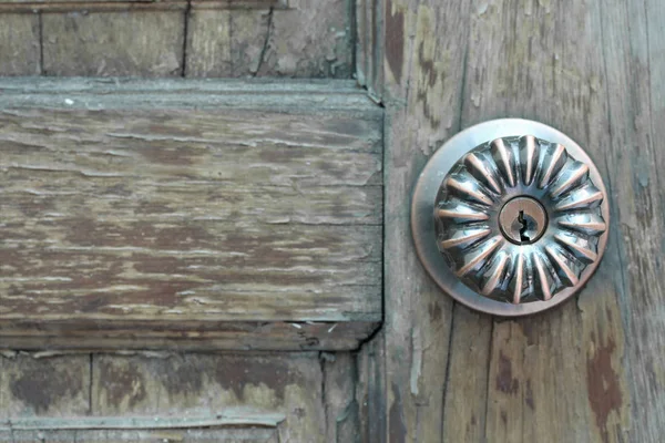 Ручка на старих дерев'яних дверях — стокове фото