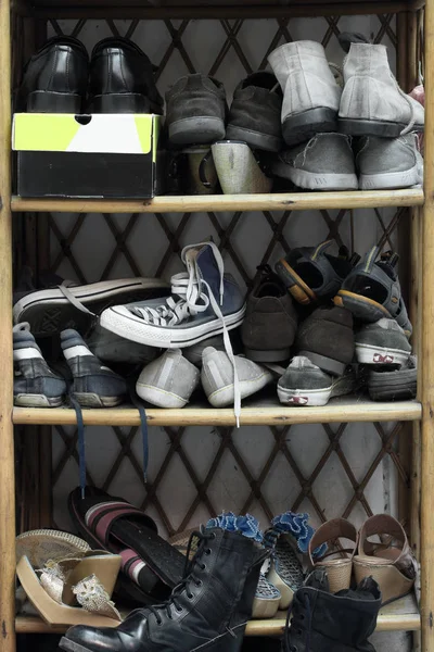 Zapatos en el zapatero —  Fotos de Stock