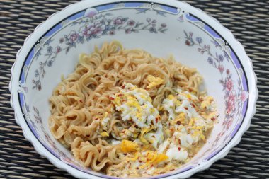 seramik kase yumurta ile anlık erişte. 