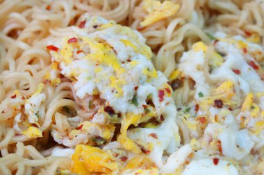 yumurta ile anlık erişte.