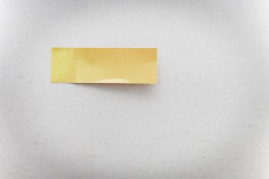 Gri arkaplanda sarı yapışkan not