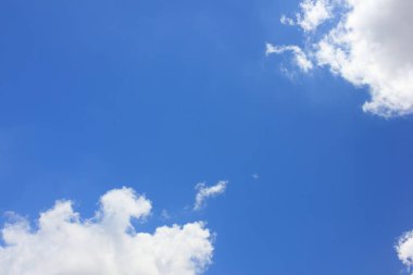 Bulutlu mavi gökyüzü arkaplanı.