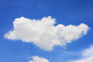 Bulutlu mavi gökyüzü arkaplanı.