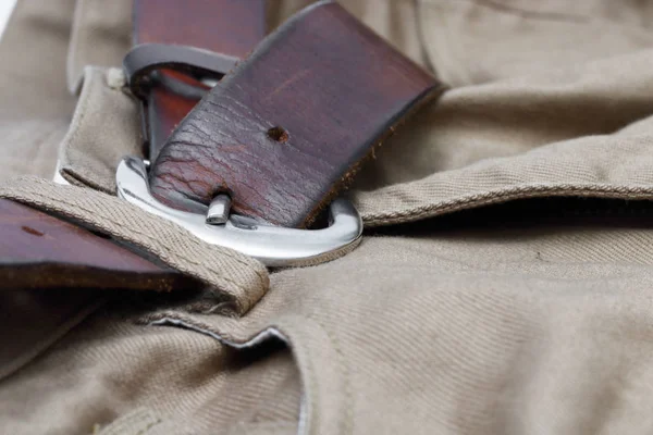 kot ile eski kahverengi kemer