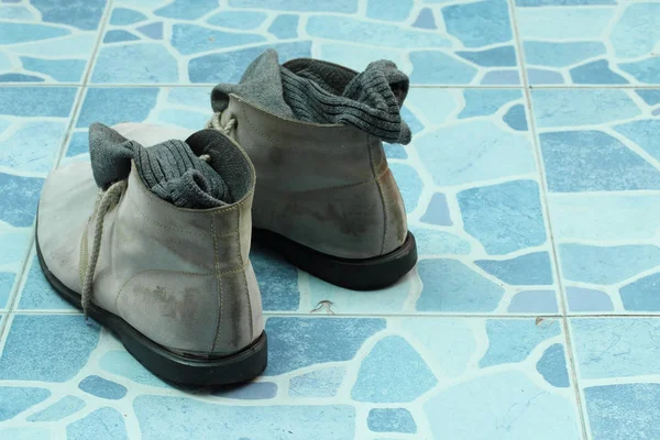 Zapatos de los hombres en el suelo de baldosas . —  Fotos de Stock