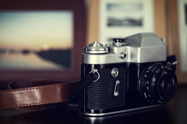 Oude camera op houten tafel. — Stockfoto