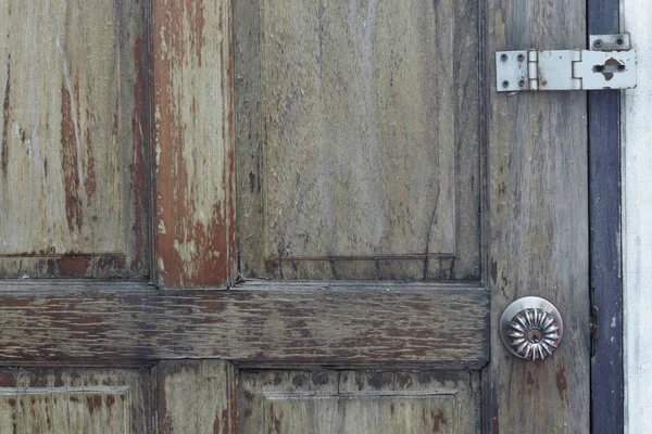Eski ahşap kapı üzerinde knob ve kapı menteşeleri. — Stok fotoğraf