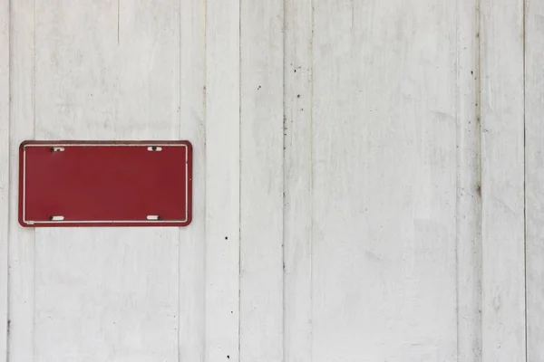 Segno di metallo vuoto su una parete di legno bianca . — Foto Stock