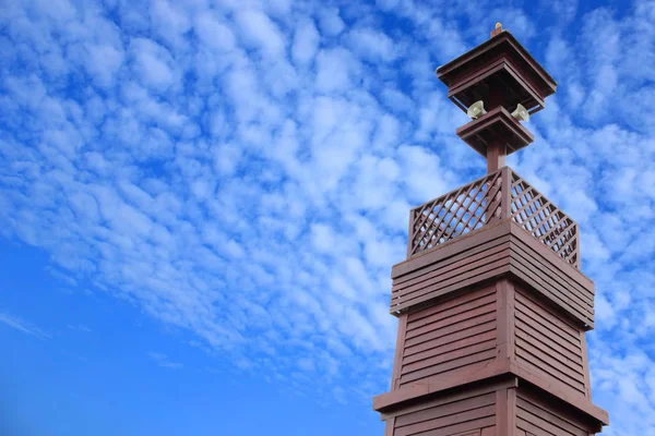 Broadcast Tower geïsoleerd op blauwe hemel achtergrond — Stockfoto