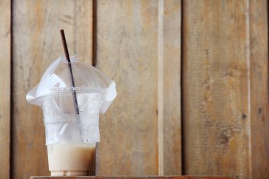 Bardak ahşap masada.