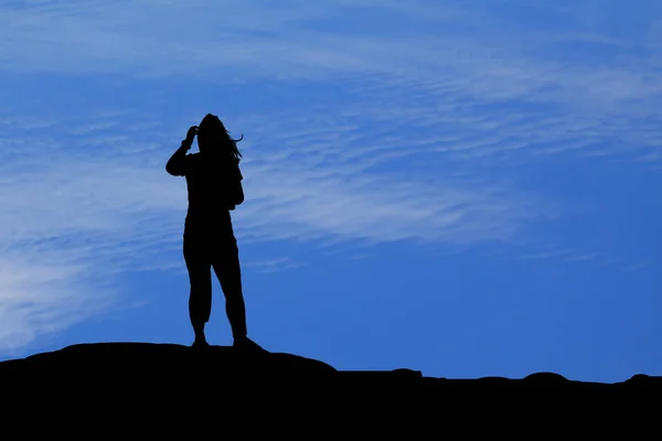 Siluett av kvinnan under den blå himlen. — Stockfoto