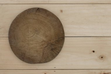Ahşap arka planda kesme tahtası.