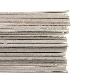 Beyaz arka plan üzerinde yığın karton Close-Up