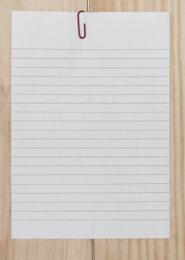 ATAÇ ahşap arka plan üzerinde beyaz kağıt.