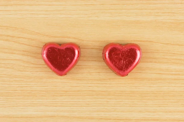 Cioccolato caramelle cuore rosso su sfondo di legno . — Foto Stock