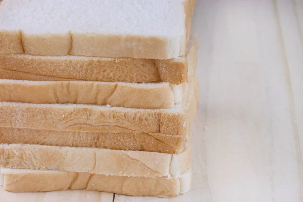 Pane integrale su tavola di legno . — Foto Stock