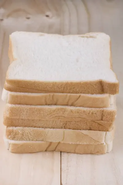 Pane integrale su tavola di legno . — Foto Stock