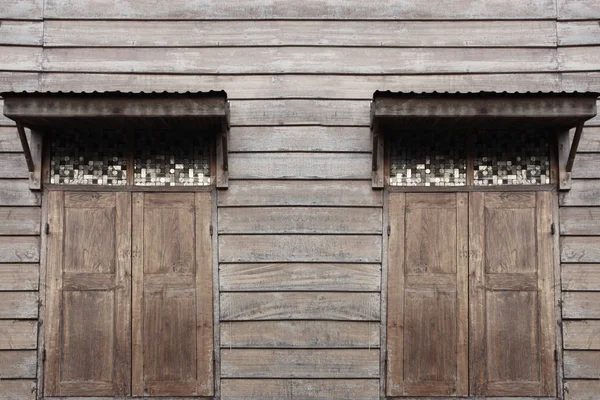 Fenêtre et mur en bois — Photo
