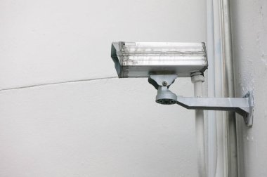 beyaz duvarda güvenlik kamerası