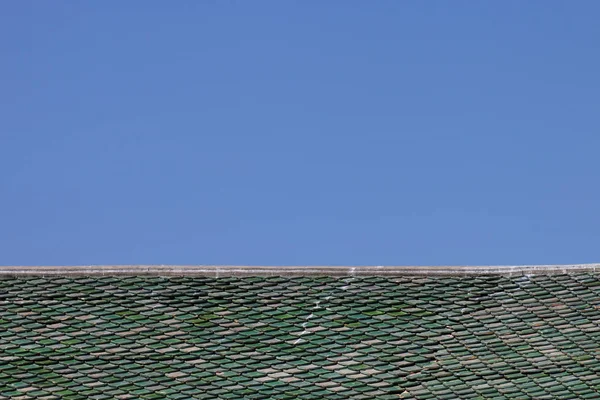 Vecchio tetto verde sotto il cielo blu — Foto Stock