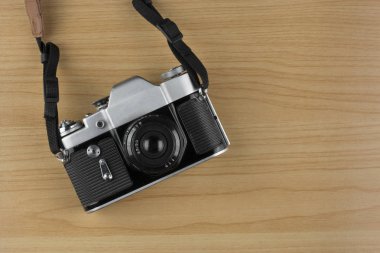 Ahşap masadaki eski kamera..