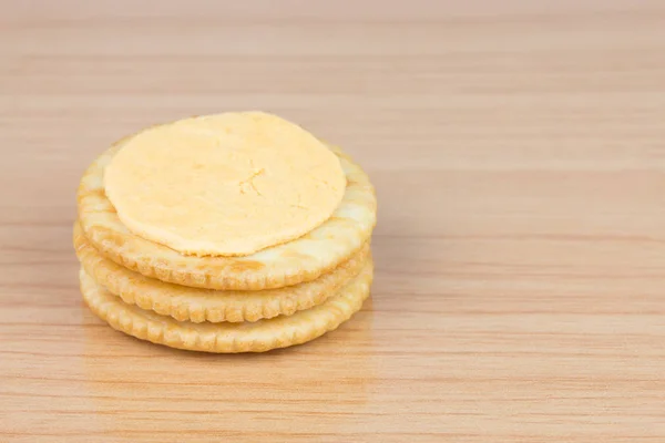 Cracker crema di formaggio sul tavolo di legno — Foto Stock