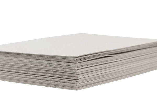 Primer plano de cartón apilado sobre fondo blanco — Foto de Stock