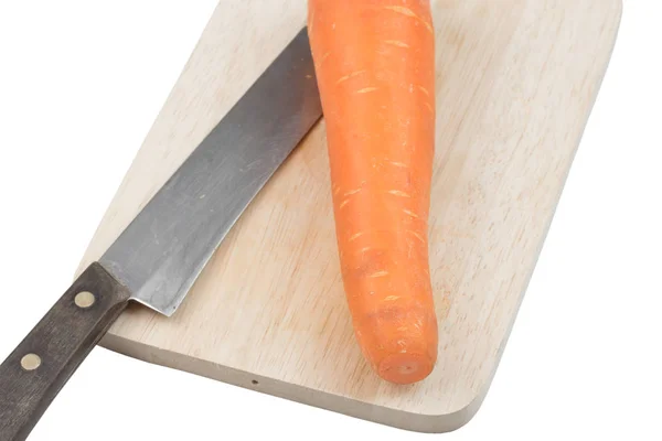 Cenoura e faca na tábua de corte isolada sobre fundo branco . — Fotografia de Stock