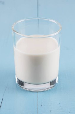 ahşap masada cam sıcak süt.