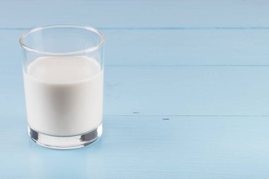 ahşap masada cam sıcak süt.