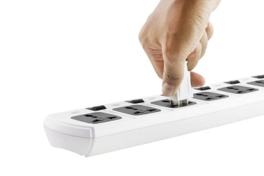 El beyaz bir backgrou izole uzatma kablosu fiş koyarak