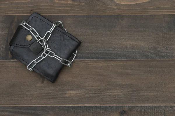 Lederen portemonnee met ketting Locker op houten tafel, geld beschermen co — Stockfoto