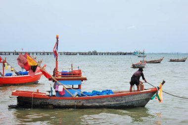 Balıkçı teknesinde balıkçı.