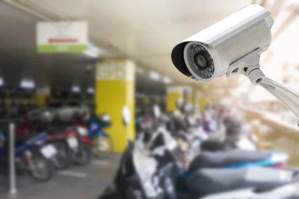 Cámara de seguridad CCTV en el edificio del parque de automóviles o motocicletas — Foto de Stock