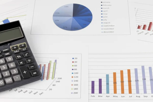 Concepto de negocio: gráfico con calculadora en el informe del mercado de valores — Foto de Stock