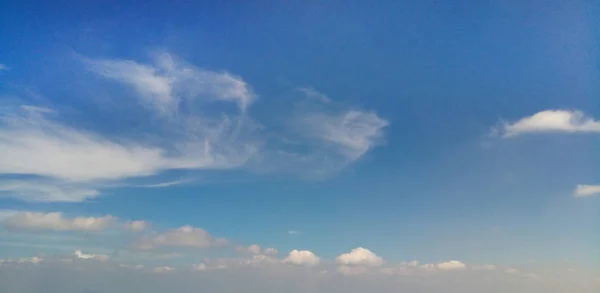 Modrá obloha pozadí s cloudem. — Stock fotografie