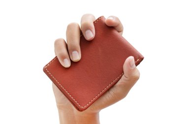 beyaz arka plan üzerinde izole deri cüzdan tutan erkekler el