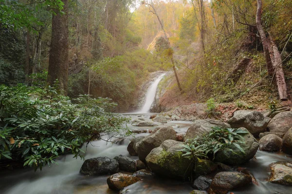 chae oğlu şelale chae oğlu ulus parkta, Lampang Tayland