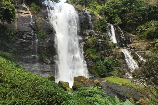 瓦奇拉丹瀑布在多伊因塔农，清迈泰国 — 图库照片