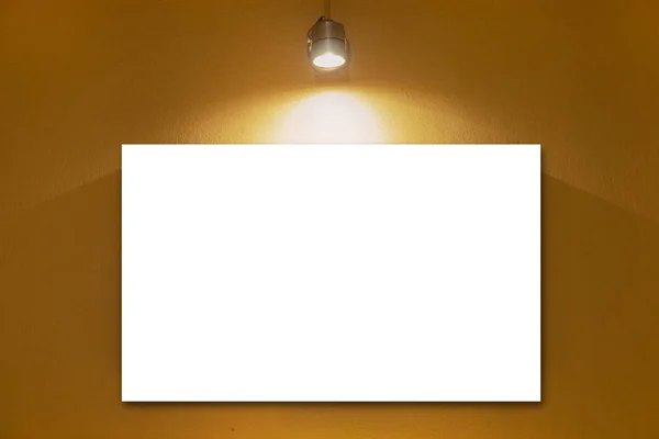 Tableau blanc blanc sur mur avec lampe . — Photo