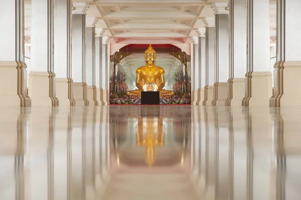 Standbeeld van Boeddha zittend meditatie in de tempel. — Stockfoto