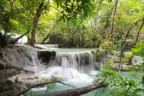 Erawan vízesés a Erawan Nemzeti Park, Kanchanaburi, Thaiföld. — Stock Fotó