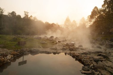 Chae Son Ulus Parkı, Lampang Tayland 'daki Kaplıcalarda Doğal Maden Suyu. 
