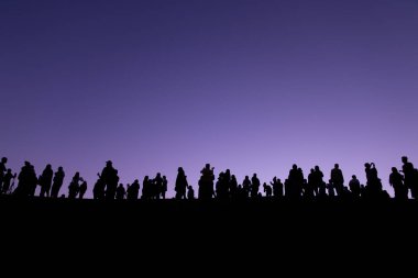 Turistlerin silueti sabahın ilk ışıklarıyla manzarayı seyrediyor..