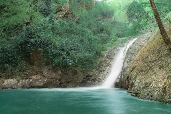 Chae filho cachoeira no parque nação chae filho, Lampang Tailândia - Bela paisagem cachoeira. — Fotografia de Stock